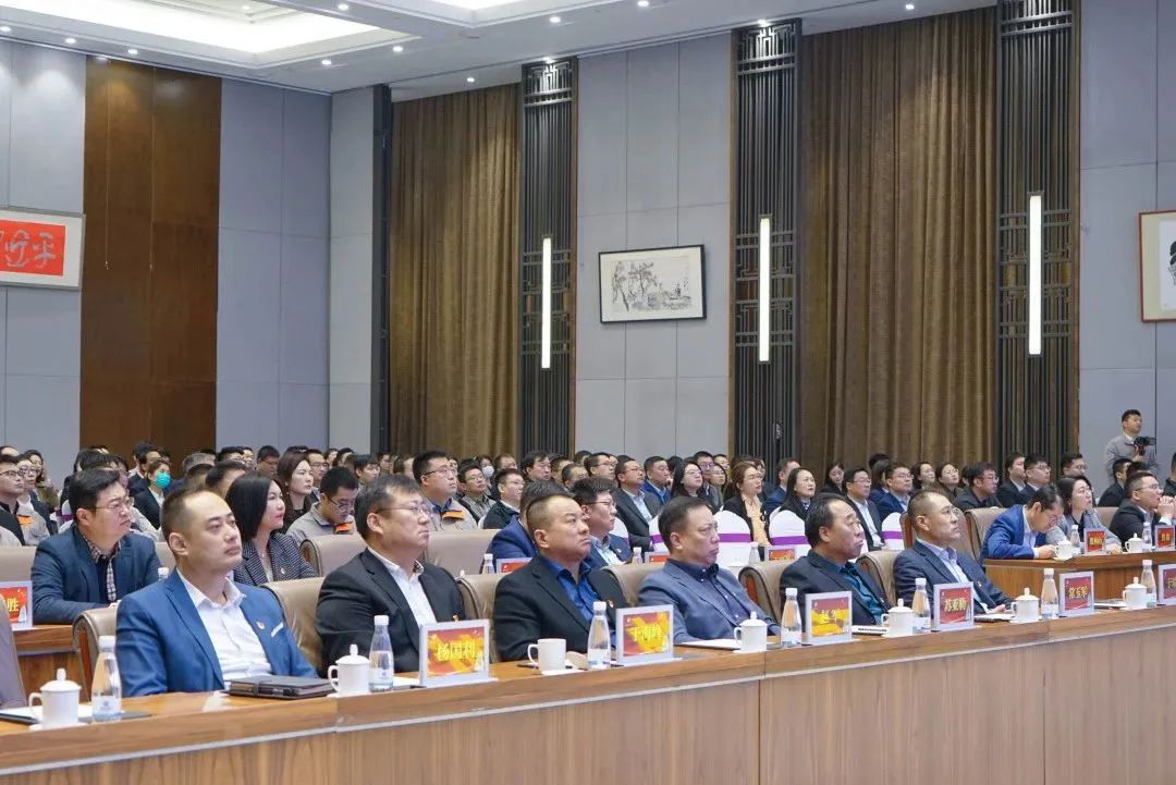 弘揚勞模精神 貢獻青春力量<br>瑞源控股集團“慶五一、迎五四”表彰大會圓滿召開，文達通股份多人獲獎！  ?